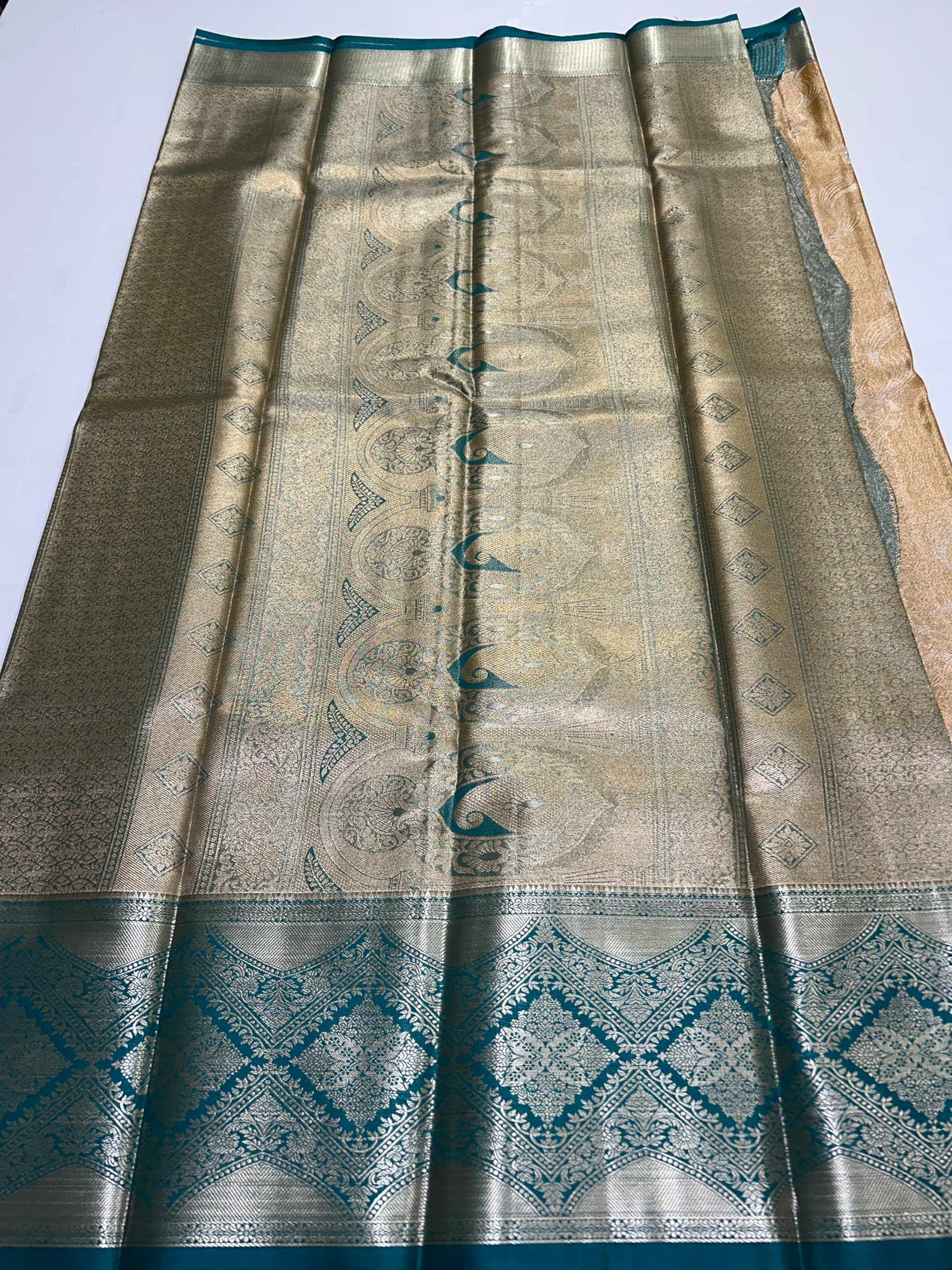 Premium Zari Saree loose end